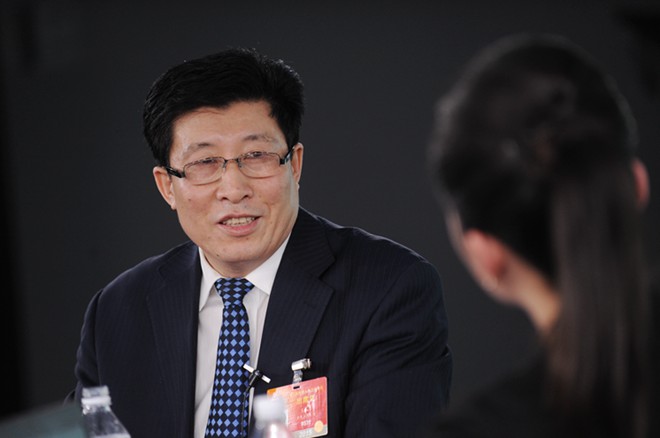 王景海与主持人交谈