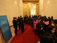 记者在金色大厅外排队