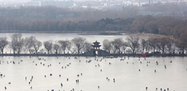 冰上娱乐全家欢 &ldquo;三九&rdquo;滑冰昆明湖