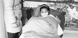 父亲信偏方&ldquo;以毒攻毒&rdquo; 眼镜蛇咬女儿手腕