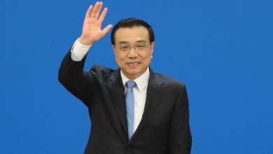 记者会结束后，李克强挥手致意