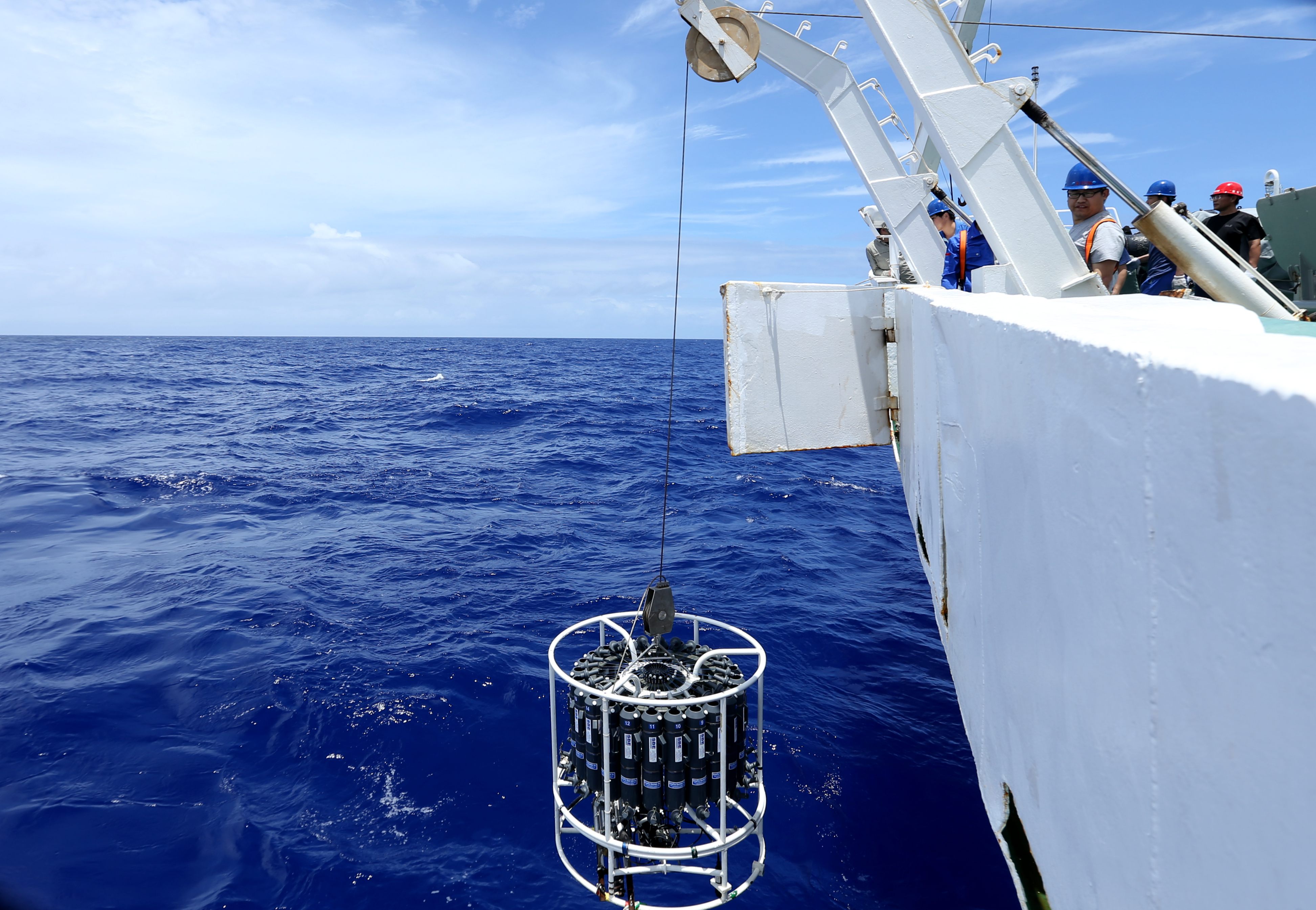 大海捞"针"! "蛟龙"号找回"丢"在深海采水器
