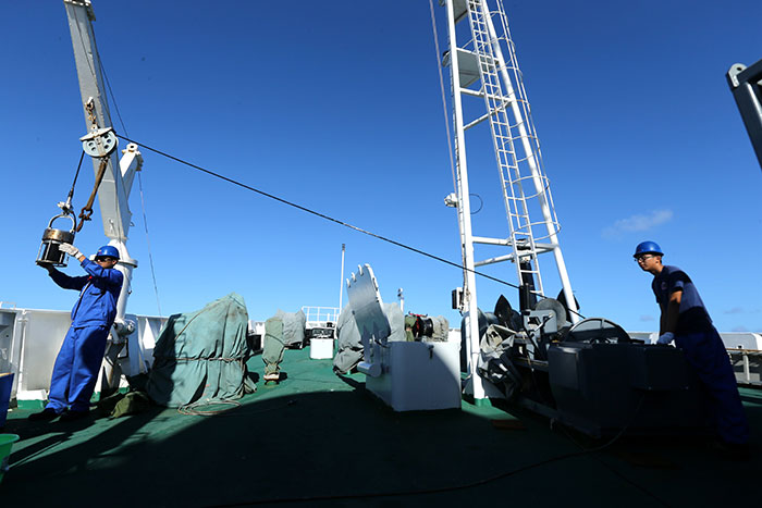 5天3潜 "蛟龙"号获大量一手资料