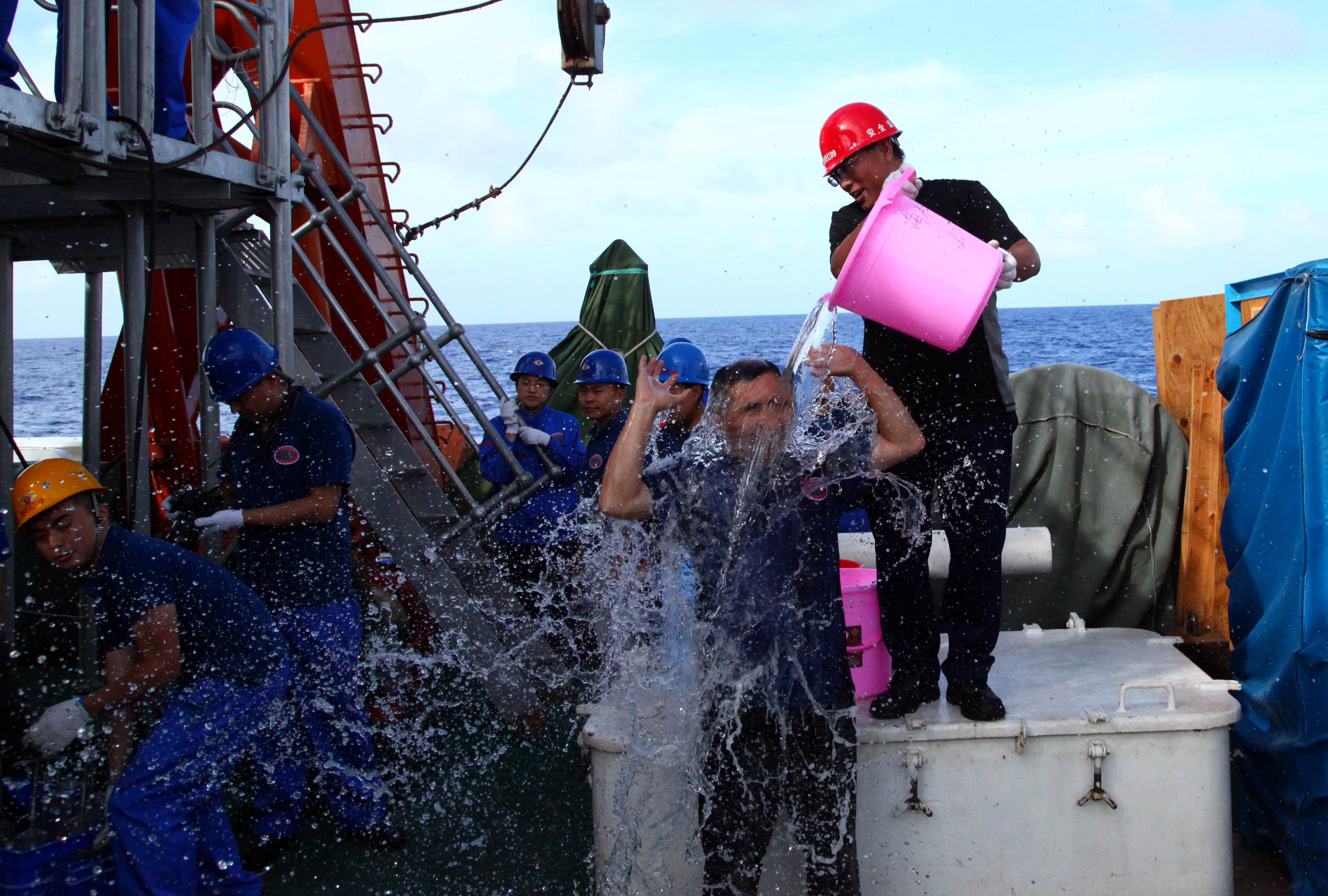 “蛟龙”深潜6699米 抓拍狮子鱼游弋珍贵影像