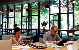 中国成就，世界瞩目——来自基层蹲点现场的报道