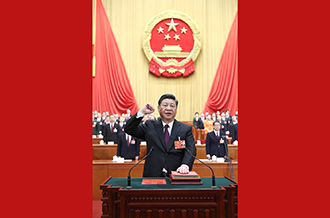 新当选的国家主席中央军委主席习近平进行宪法宣誓
