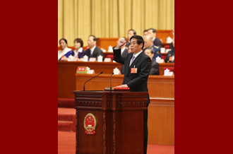 新当选的全国人大常委会委员长栗战书进行宪法宣誓