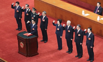 国务院副总理、国务委员、秘书长进行宪法宣誓