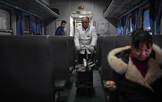 春运&ldquo;绿皮车&rdquo;上的茶炉工