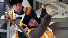 &ldquo;守桥父子兵&rdquo;的节日坚守