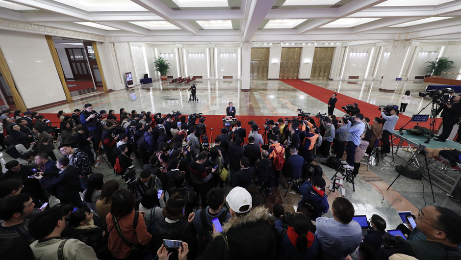 记者在&ldquo;部长通道&rdquo;采访