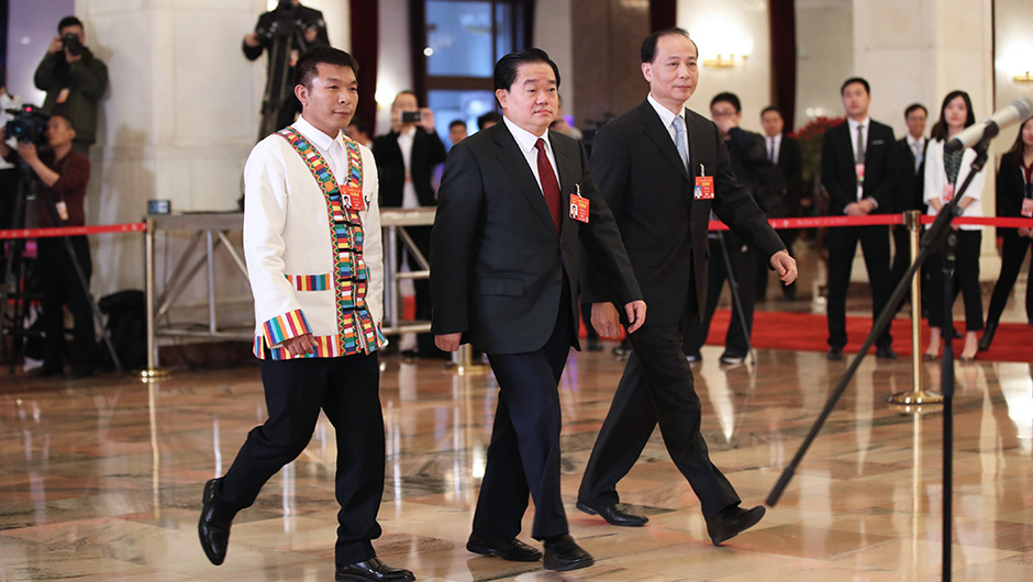 全国人大代表步入&ldquo;代表通道&rdquo;