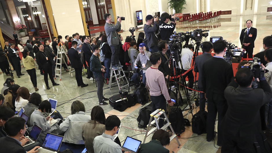 记者在&ldquo;部长通道&rdquo;采访