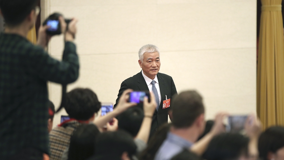 王志刚步入&ldquo;部长通道&rdquo;，准备接受采访