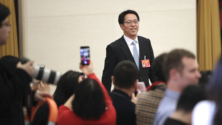 张晓明步入&ldquo;部长通道&rdquo;，准备接受采访