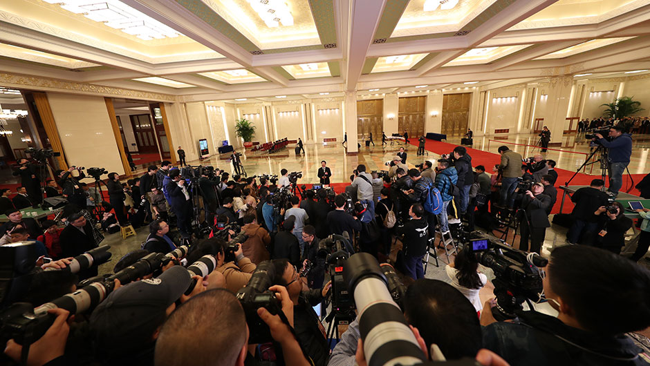 记者在&ldquo;部长通道&rdquo;采访