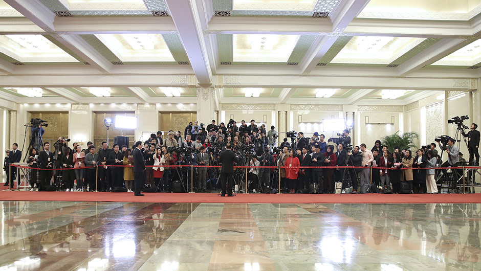 记者在&ldquo;部长通道&rdquo;采访