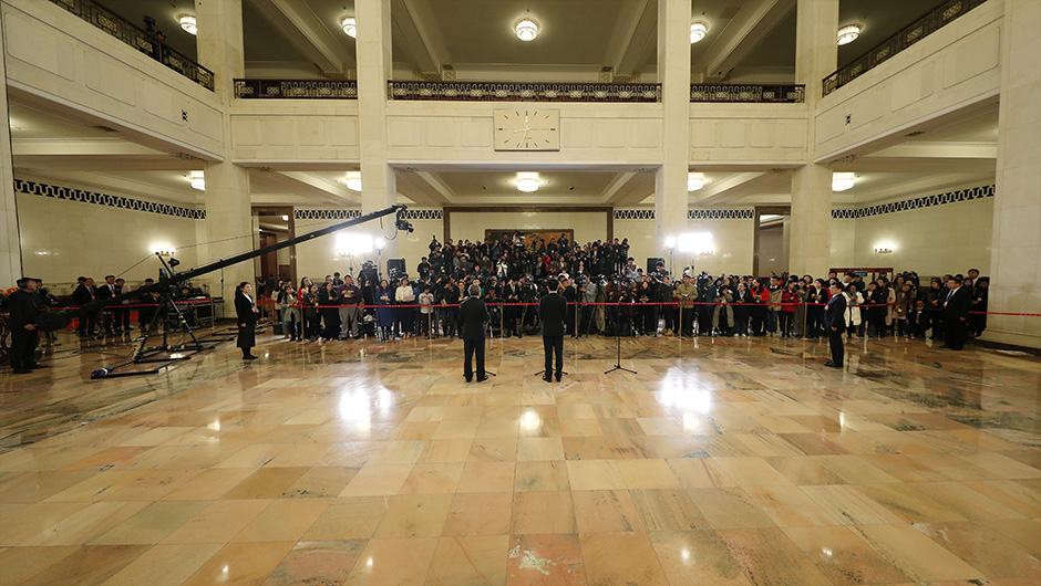 全国政协委员在&ldquo;委员通道&rdquo;接受采访