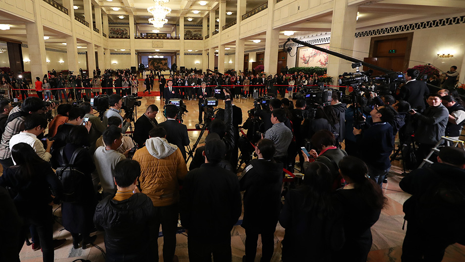 全国政协委员在&ldquo;委员通道&rdquo;接受采访