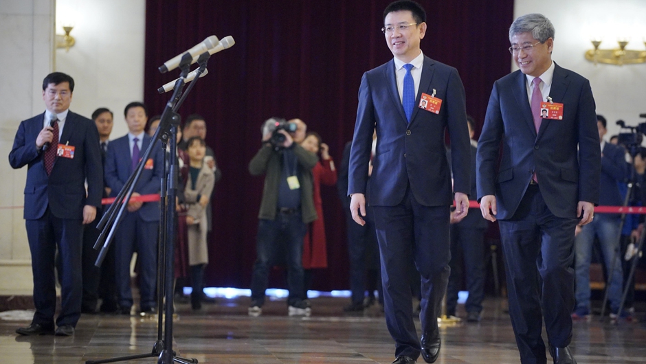 全国政协委员步入&ldquo;委员通道&rdquo;