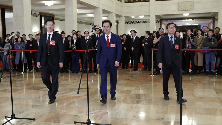 全国政协委员在&ldquo;委员通道&rdquo;接受采访