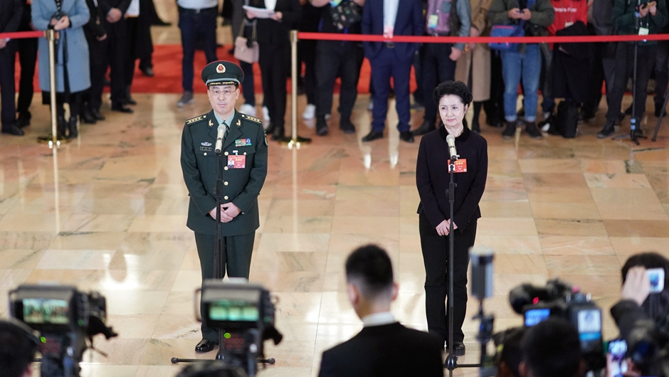 全国政协委员在&ldquo;委员通道&rdquo;接受采访