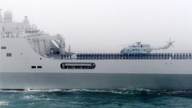 &ldquo;五指山&rdquo;号登陆舰接受检阅