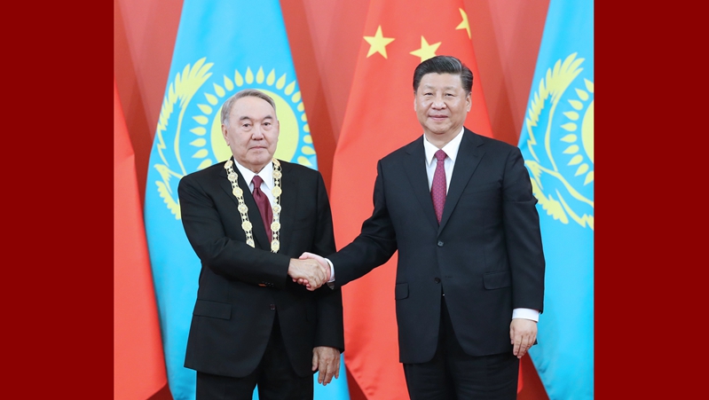 习近平为纳扎尔巴耶夫举行&ldquo;友谊勋章&rdquo;颁授仪式