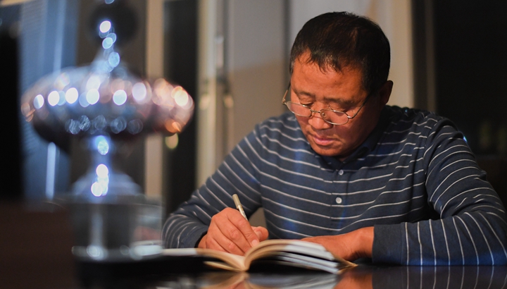 一本“村官”日记里的扶贫路 ——小故事里的大情怀之四