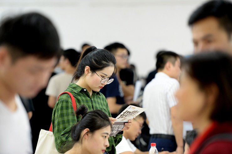 新华时评：连续7年超额达标，就业砝码稳得住！