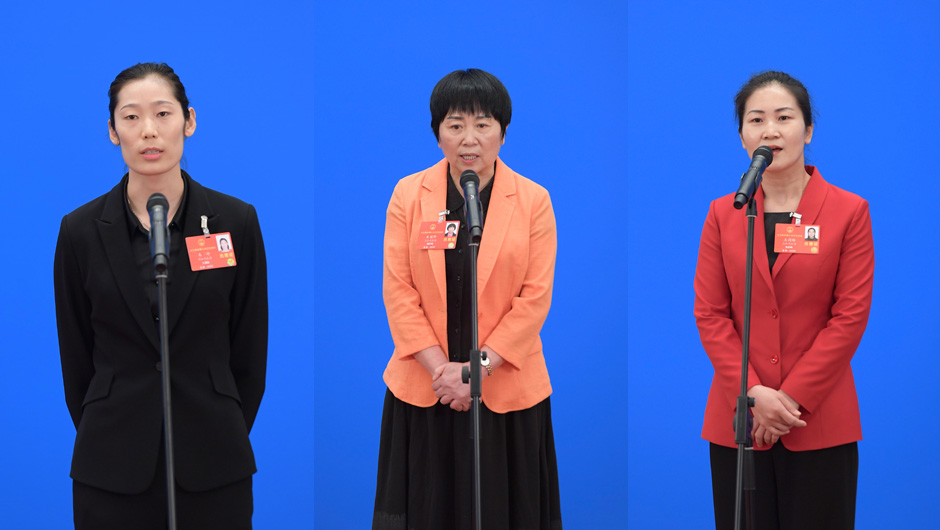 全国人大代表接受采访