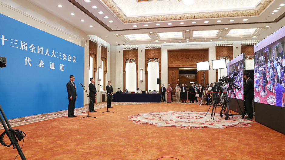 “代表通道”现场