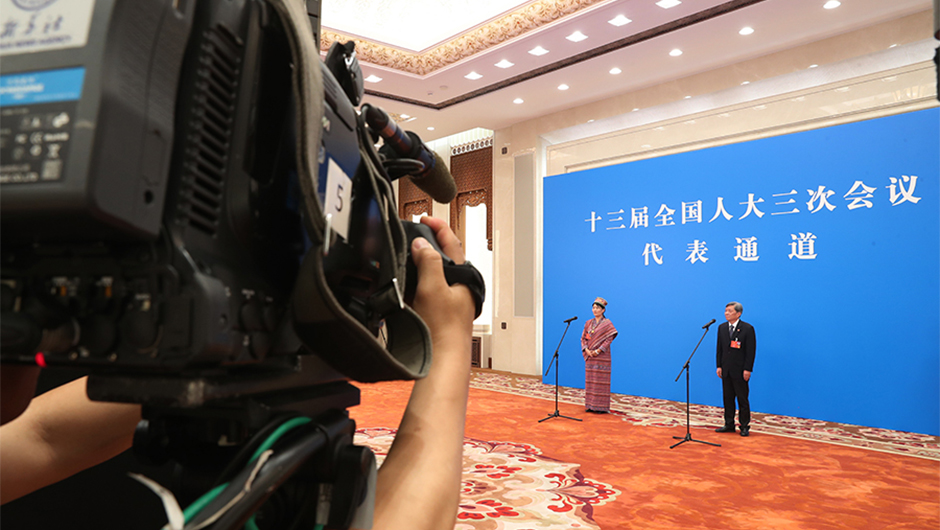 “代表通道”采访活动