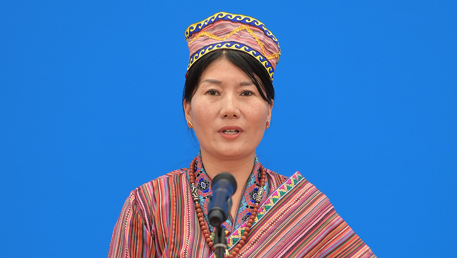 全国人大代表格桑德吉通过网络视频方式接受采访