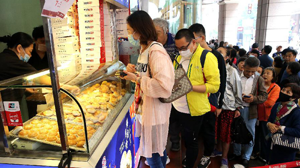 上海：中秋佳节临近 散装月饼受宠