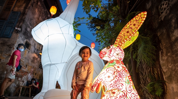 玉兔花灯映照吉隆坡月夜