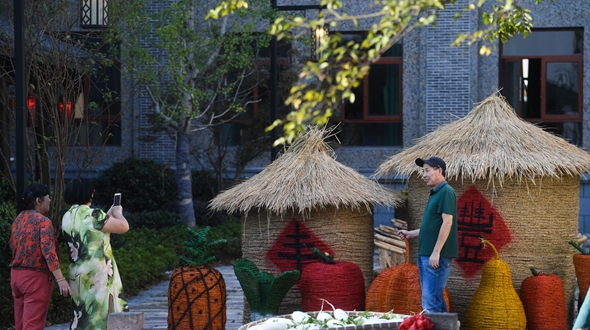 古镇老街晒秋迎&ldquo;双节&rdquo;