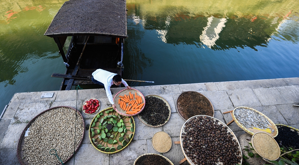 古镇老街晒秋迎&ldquo;双节&rdquo;