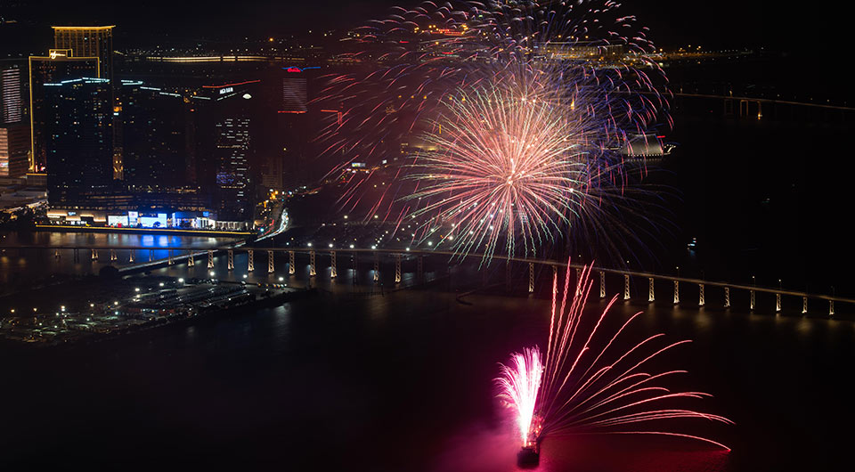 澳门：璀璨烟火庆&ldquo;双节&rdquo;