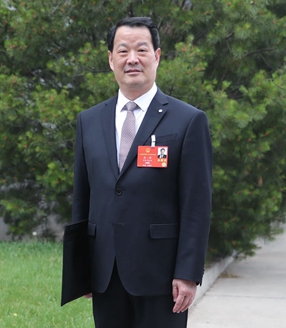 把为科技强国做出贡献作为自己的担当和追求