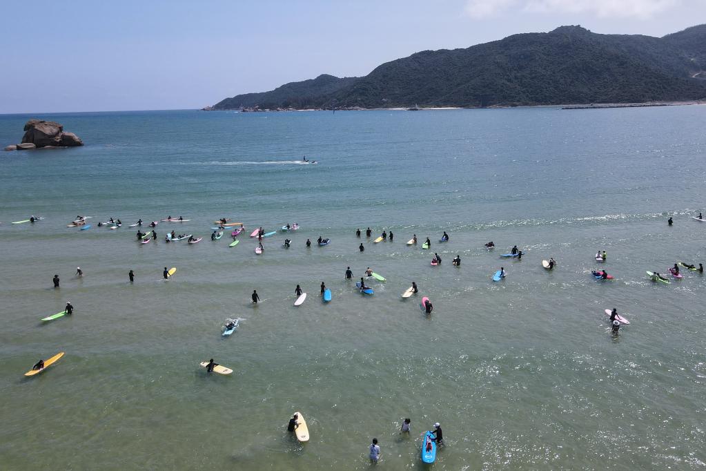 三亚: 海边冲浪享假期