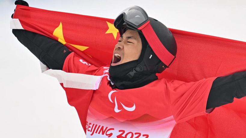武中伟夺得残奥单板滑雪男子坡面回转LL1级金牌
