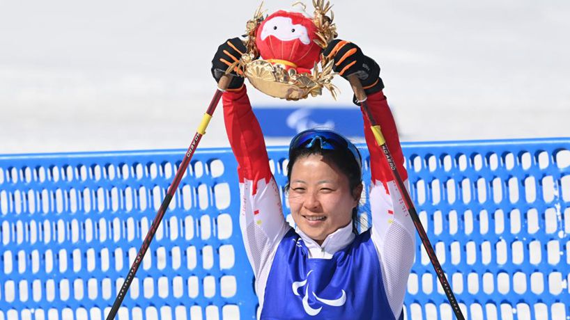 杨洪琼残奥越野滑雪女子中距离（坐姿）夺冠