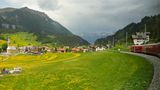 穿行瑞士阿爾卑斯山間的列車