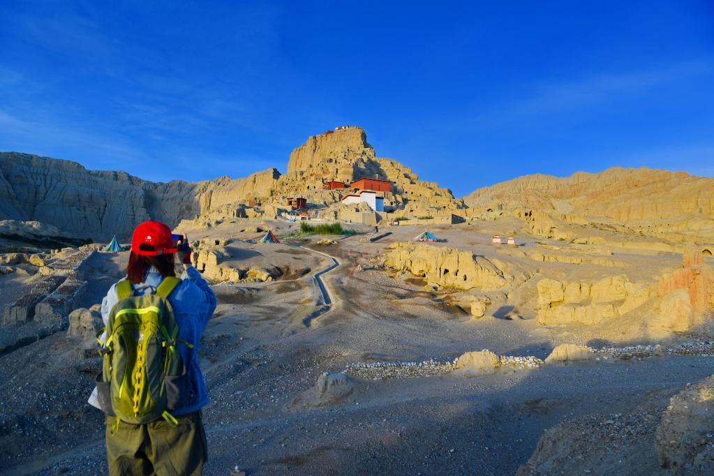 西藏札達：地質人文景觀引遊客