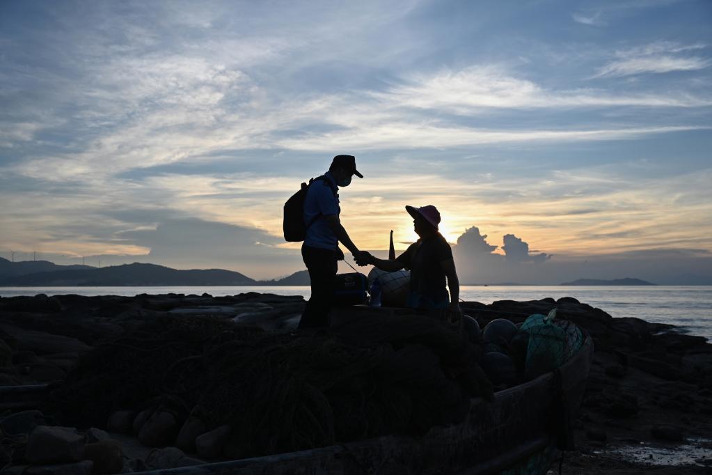 新华全媒+丨海岛上的&ldquo;睡袋民警&rdquo;