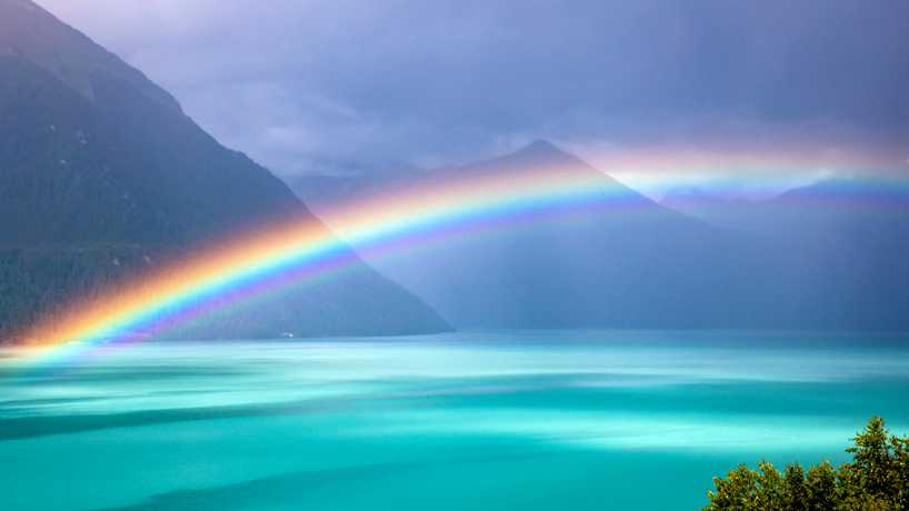 西藏巴松湖上的彩虹