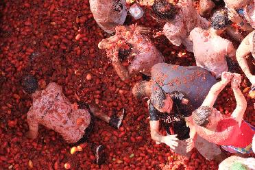 西班牙小镇上演&ldquo;西红柿大战&rdquo;