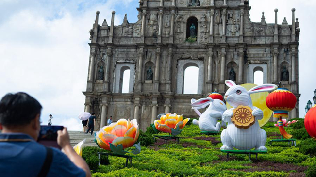 澳门：张灯结彩迎中秋