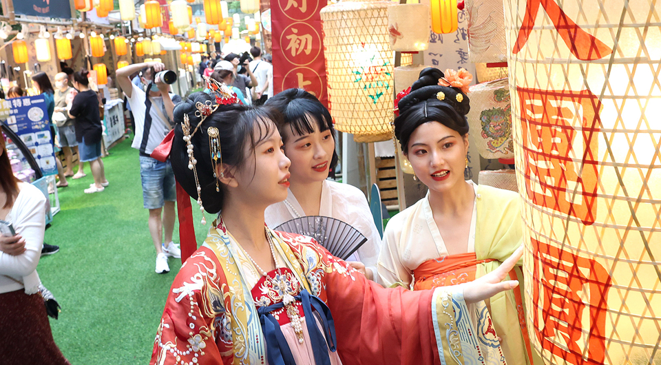 中秋佳节氛围浓 节日民俗趣味多